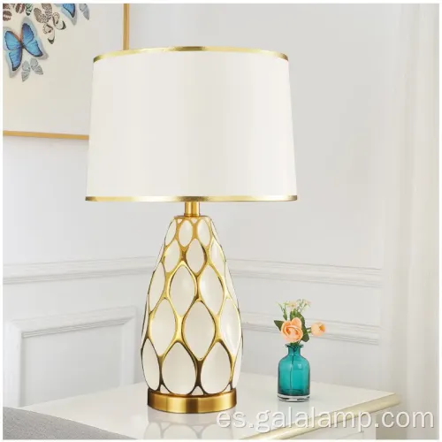 Elegante lámpara de mesa de cerámica para acogedora iluminación de dormitorio